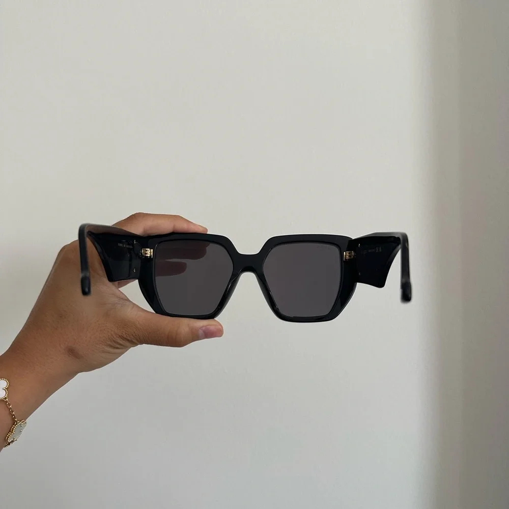 Gucci Black and Gold Sunglasses with Iconic GG Logo - Picture 5 of 9